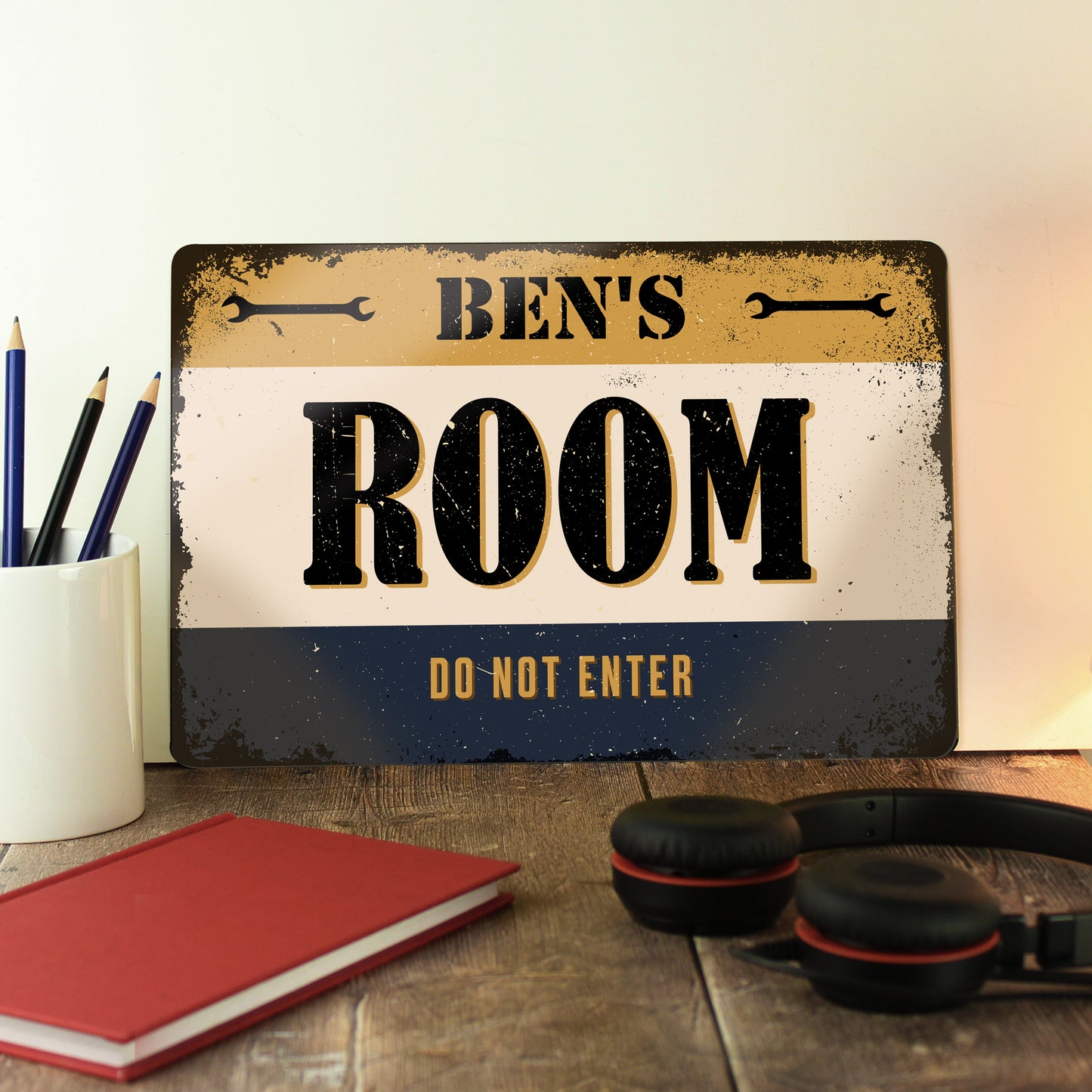 Metal sign with words ‘bens room, do not enter’